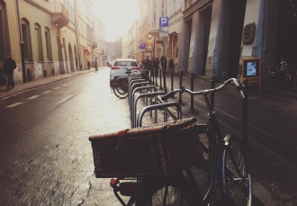 велосипед с корзиной на парковке