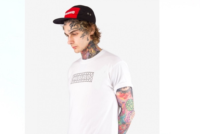 татуированный парень в кепке