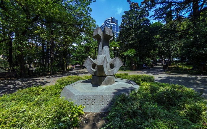 Каменный якорь Сочи Поцелуевский сквер Памятник в честь 150-летия Сочи