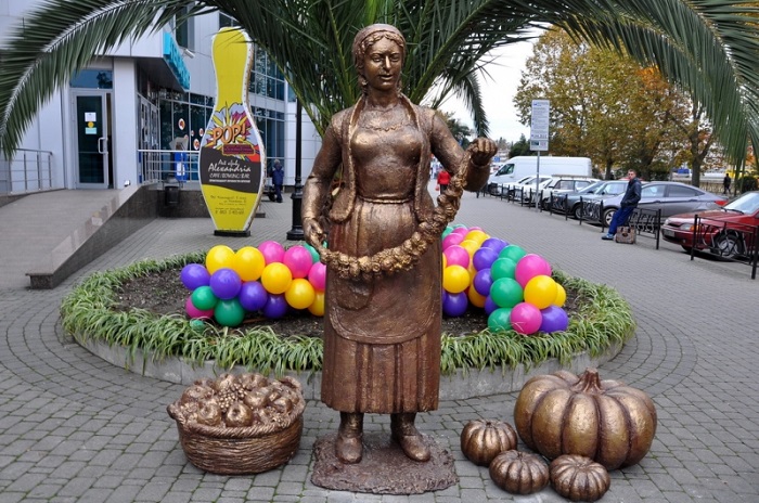 Памятник продавщица чурчхелы скульптура Сочи рынок