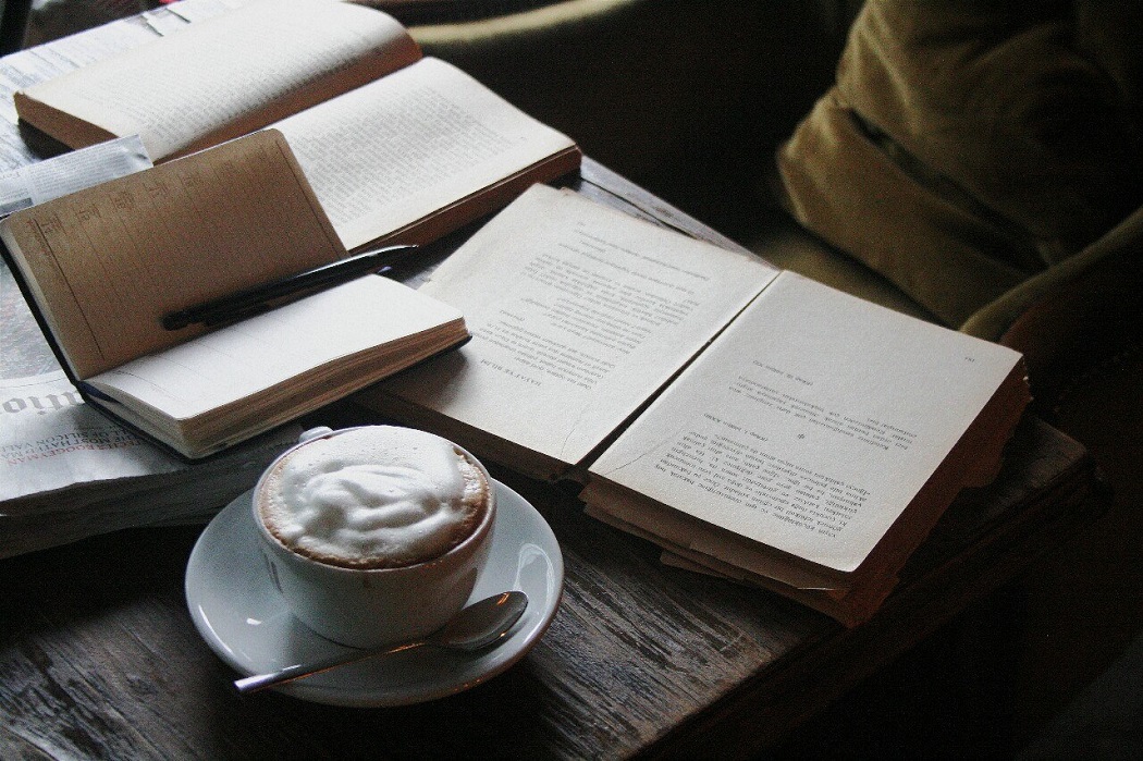 Книга на столе в кафе